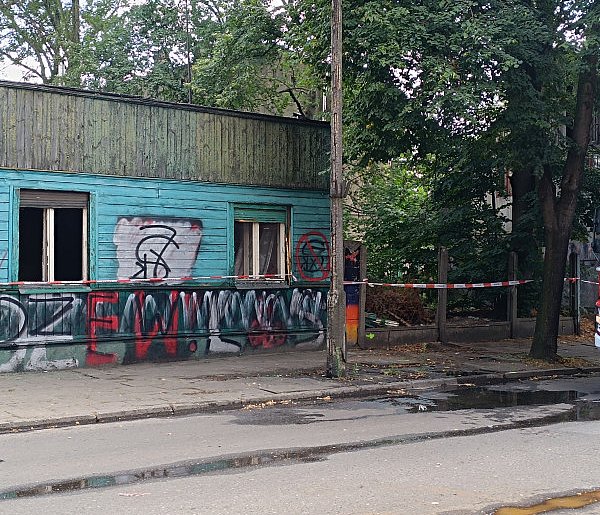 Pożar parterowego drewniaka przy Waryńskiego-65344