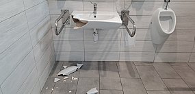 Wandal zdewastował toaletę na pętli MZK 