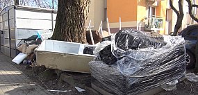 Sterty gabarytów przy wiatach śmietnikowych