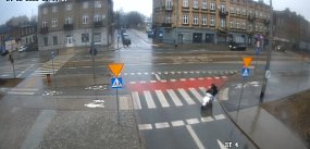 Skuterem po chodniku, pod prąd, bez kasku i prawka