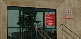 Idzie do sądu z pabianicką policją