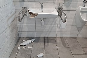 Wandal zdewastował toaletę na pętli MZK -65627