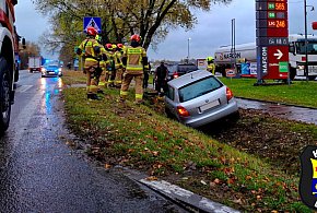 Śliska nawierzchnia i Skoda w rowie-67157