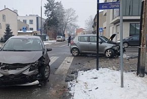 Stłuczka na skrzyżowaniu "świętych"-69013