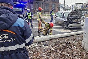 Pijany kierowca wjechał Mercedesem w latarnię