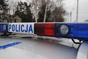 Seniorka była boso w samym szlafroku na ulicy nocą