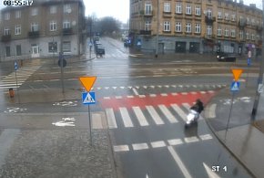 Kradzionym skuterem po chodniku, pod prąd, bez kasku i uprawnień