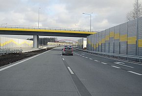 Ciężarówka uderzyła w bariery na S8