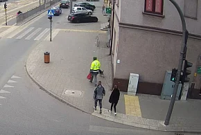 Wypłaciła gotówkę i ją zgubiła. Oni skorzystali [VIDEO]