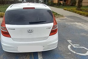 Zajął dwa miejsca dla osób niepełnosprawnych