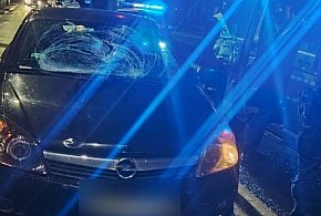 Pieszy wszedł prosto pod koła samochodu [FILM]