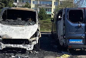 Nocny pożar na parkingu przy Biedronce. Podpalono dwa auta