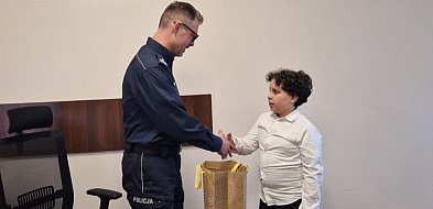 Zachował zimną krew i uratował mamę. Policja nagrodziła jego postawę