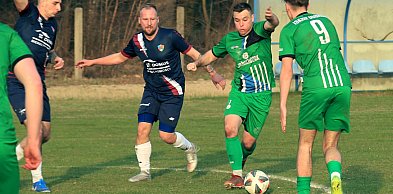 Iskra Dobroń lepsza od lidera „okręgówki”