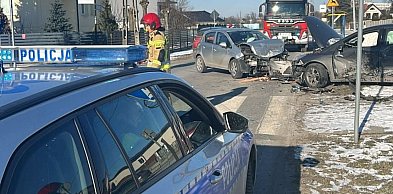 Zderzenie Opla z Fordem. Jedna osoba w szpitalu