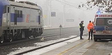 Leżała przy torach kilka godzin. Co ustaliła prokuratura?