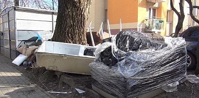 Sterty gabarytów przy wiatach śmietnikowych.  Za to grozi grzywna