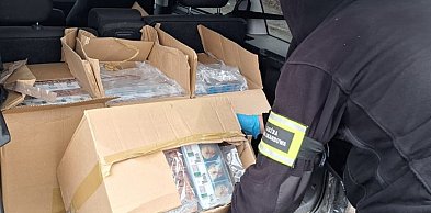 Kontrabanda w garażu. Tysiące papierosów i alkohol bez akcyzy