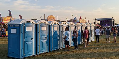 Dlaczego toalety przenośne są powszechne na wydarzeniach i budowach?