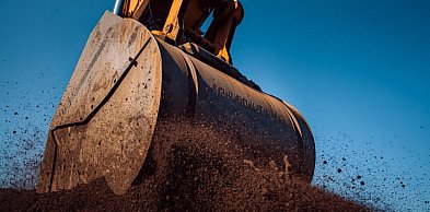 Łyżka do przesiewania ziemi w praktyce – kiedy naprawdę przyspiesza robotę