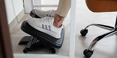 Podnóżek biurowy — niedoceniany element ergonomicznego stanowiska pracy