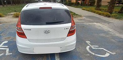 Zajął dwa miejsca dla osób niepełnosprawnych