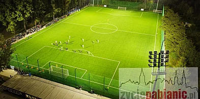 Kibice kontra boczne boisko