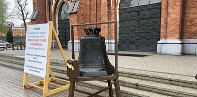 "Józef" stoi przed kościołem NMP