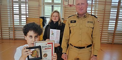 Strażacy nagrodzili Omara za dzielność