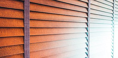 Żaluzje tarasowe – sposób na cień, prywatność i komfort na tarasie