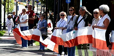 Dzień Flagi w Pabianicach. Przemarsz z 300-metrową biało-czerwoną