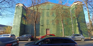 Tablica na murze dawnej "katowni" znów w centrum uwagi