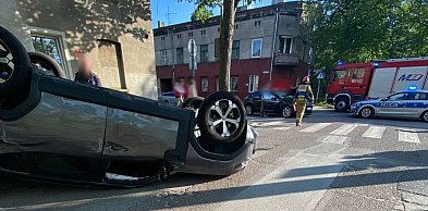 Zderzenie aut na Dąbrowskiego. Dacia dachowała