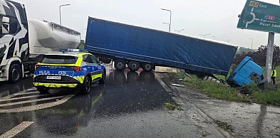 TIR w rowie, szofer bez uprawnień