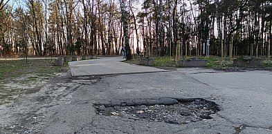 Dziurawy parking w Parku Wolności musi poczekać