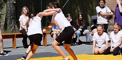 Młodzi siłacze i siłaczki na macie
