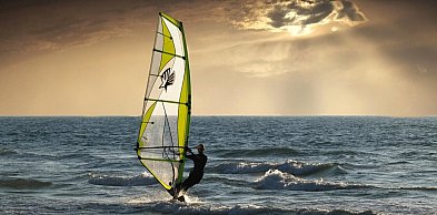 Deska windsurfingowa a szybsze postępy na wodzie