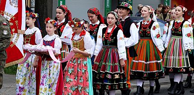 Uroczyste procesje Bożego Ciała. Kilka procesji i tłumy na ulicach