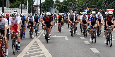 Peleton przejedzie przez Pabianice. Na drogach będą utrudnienia