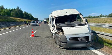 S14. Bus uderzył w ciężarówkę i bariery. Kierowca zasnął
