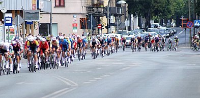 Kiedy peleton jedzie, cierpliwość zostaje na czerwonym świetle