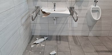 Wandal zdewastował toaletę na pętli MZK -65627