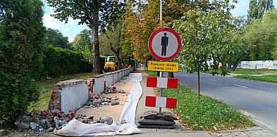 Powstaje nowe ogrodzenie przy kortach MOSiR-65635