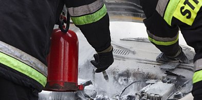 Ktoś wrzucił zapaloną racę do Mercedesa-66801