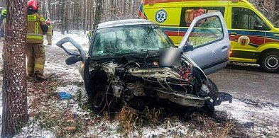 Kierowca Renault wypadł z auta po zderzeniu z radiowozem-67905