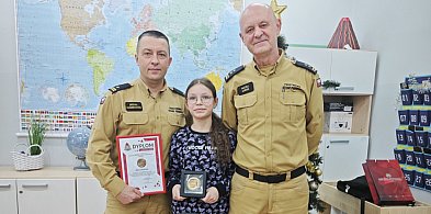 Mała bohaterka odznaczona za wzorową postawę-68562