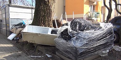 Sterty gabarytów przy wiatach śmietnikowych.  Za to grozi grzywna