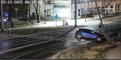 19-latek rozbił auto o latarnię i próbował zniknąć z tablicami