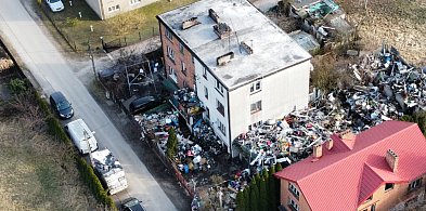 Toksyczna góra śmieci na prywatnej posesji. Sprawą zajęła się prokuratura