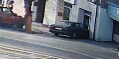 Ktoś „zaparkował” w witrynie redakcji. Sprawca uciekł